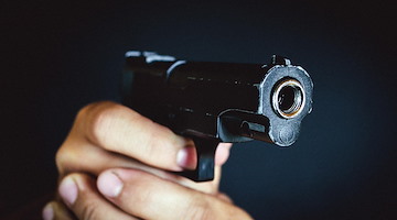 Tenta rapina in un bar a Salerno, il barista lo colpisce con un bastone: lui spara e fugge