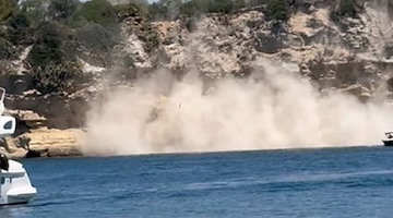 Terremoto ai Campi Flegrei: crolla un costone a Punta Pennata. Sindaco di Bacoli: "La scossa più forte degli ultimi 40 anni"
