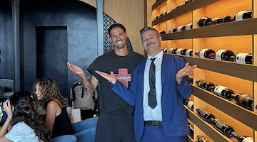 Tijjani Reijnders si rilassa a Positano: relax e sorrisi con l’ex Milan