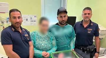 Torre Annunziata, neonata di 18 giorni salvata da due poliziotti: ora è fuori pericolo