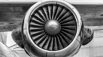 Tragedia all'aeroporto di Orio al Serio: uomo morto risucchiato dal motore di un aereo