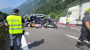 Tragedia sull’A22, ambulanza con paziente a bordo tampona un Tir: due morti e due feriti 