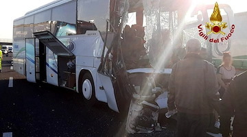 Tragedia sulla Pedemontana: maestra perde la vita in incidente con scolaresca