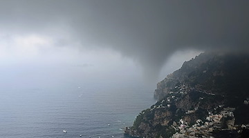 Tromba marina davanti Positano, lo scatto di Fabio Fusco