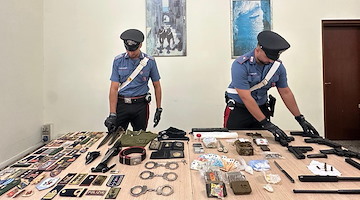 Trovato in casa con arsenale di armi, droga e distintivi delle forze dell'ordine: un arresto a Roma 