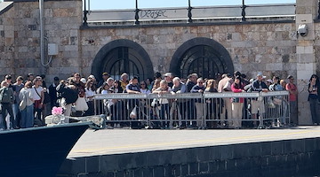 Turisti disorientati a Maiori: il box ticket spostato lontano dal porto