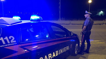 Ubriaco, con patente sospesa e la compagna incinta a bordo: arrestato dopo folle fuga a Bologna