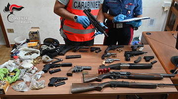 Un arsenale nascosto in un edificio disabitato: la scoperta in provincia di Avellino, si indaga 