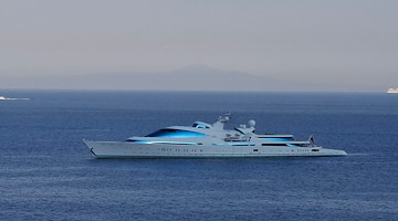 Un gigante nelle acque della Costa d'Amalfi: ecco "Yas", lo yacht di proprietà dello sceicco Hamdan bin Zayed al Nahyan