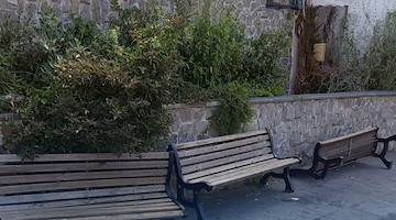 Vandali a Vico Equense, danneggiate le panchine nella piazzetta: si indaga per risalire ai responsabili 