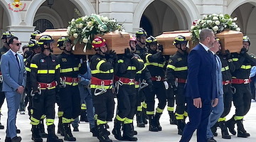 Vigili del fuoco morti durante escursione: a Chieti i funerali di Emanuele Capone e Nico Civitella 