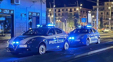 Violenza a Napoli: due minorenni aggrediscono turisti con spranghe e catene 