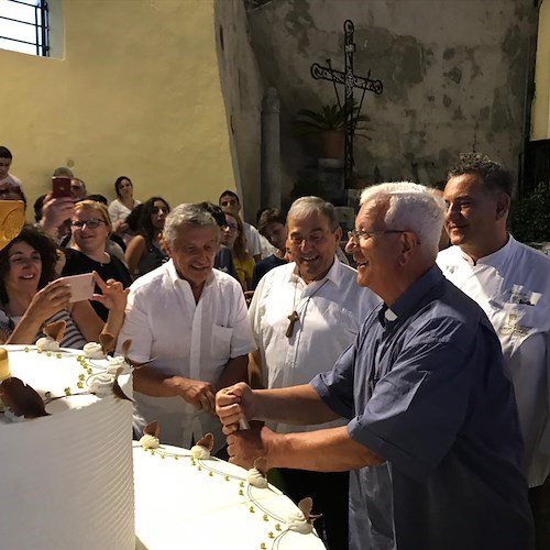 50 anni di sacerdozio per Don Luigi Amendola e Don Giulio Caldiero: festa a Praiano con la dolcezza della Sal De Riso Costa d'Amalfi /Foto /Video