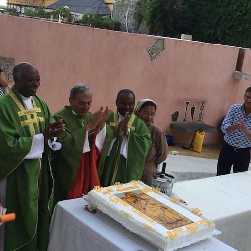 50 anni di sacerdozio per Don Luigi Amendola e Don Giulio Caldiero: festa a Praiano con la dolcezza della Sal De Riso Costa d'Amalfi /Foto /Video