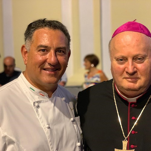50 anni di sacerdozio per Don Luigi Amendola e Don Giulio Caldiero: festa a Praiano con la dolcezza della Sal De Riso Costa d'Amalfi /Foto /Video