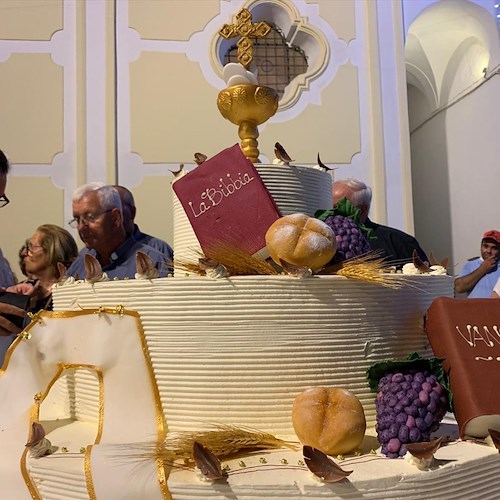 50 anni di sacerdozio per Don Luigi Amendola e Don Giulio Caldiero: festa a Praiano con la dolcezza della Sal De Riso Costa d'Amalfi /Foto /Video