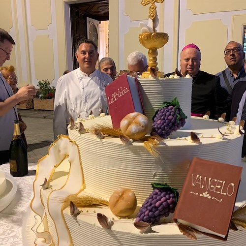 50 anni di sacerdozio per Don Luigi Amendola e Don Giulio Caldiero: festa a Praiano con la dolcezza della Sal De Riso Costa d'Amalfi /Foto /Video