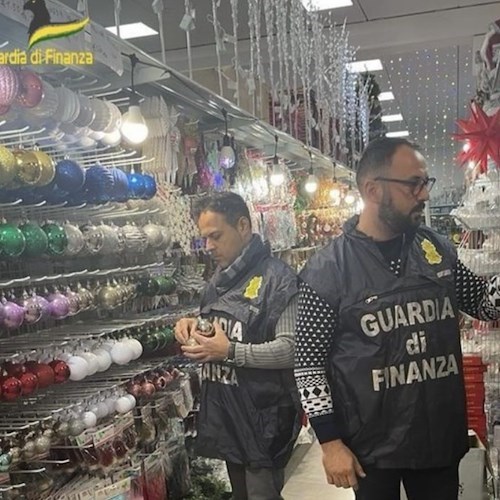 A Benevento sequestrati circa 24mila addobbi natalizi non conformi agli standard di sicurezza