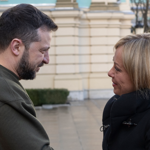 «A Berlusconi non hanno mai bombardato la casa o ucciso i parenti», Zelensky gela Meloni a Kiev 