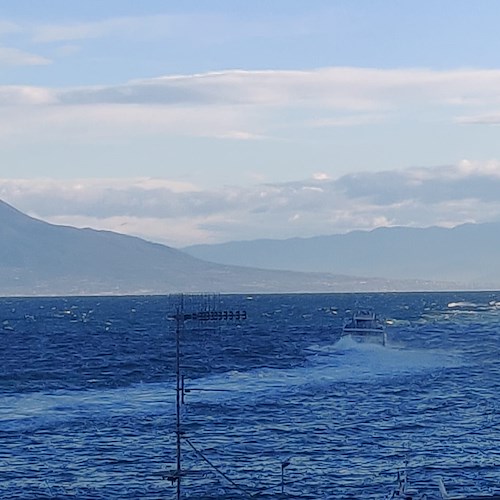 A Capri cittadini in difficoltà per continue cancellazioni delle corse marittime: «Leso il nostro diritto alla mobilità»