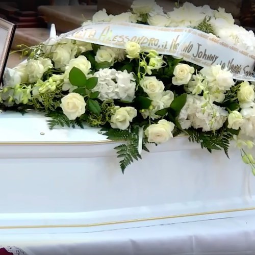 A Catania l'ultimo straziante saluto alla piccola Elena Del Pozzo. L'arcivescovo: «Non augurate tormento alla madre»