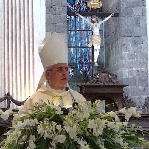 A Catania l'ultimo straziante saluto alla piccola Elena Del Pozzo. L'arcivescovo: «Non augurate tormento alla madre»