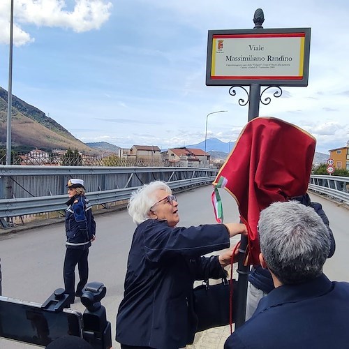 A Cava de' Tirreni riapposta targa in memoria di Massimiliano Randino, vittima di un attentato a Kabul