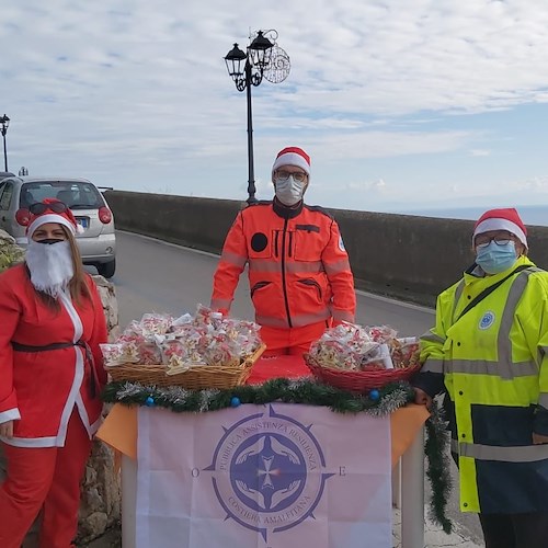 A Conca dei Marini i volontari della P.A. Resilienza Costiera Amalfitana consegnano doni ai bambini