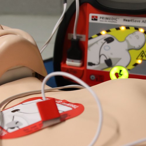 A Furore un corso per utilizzo defibrillatori, infuria la battaglia social tra maggioranza e minoranza