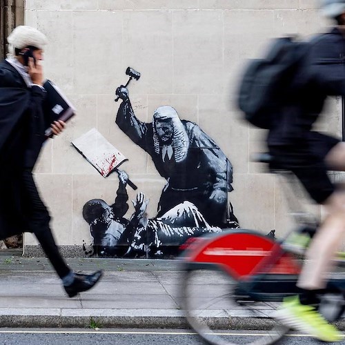 A Londra il nuovo graffito di Banksy: un atto di accusa contro il potere