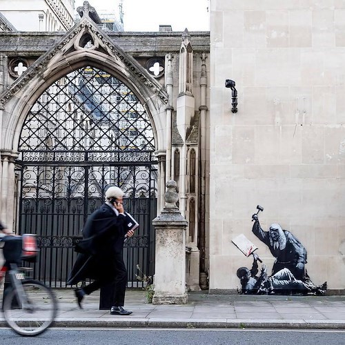 A Londra il nuovo graffito di Banksy: un atto di accusa contro il potere