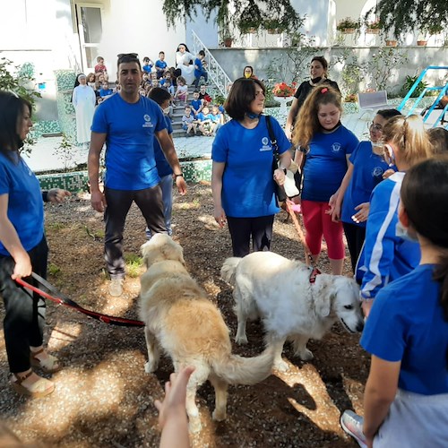 A Maiori la pet therapy arriva a scuola: grazie all'ENPA i bambini della paritaria consolidano lo spirito di aggregazione