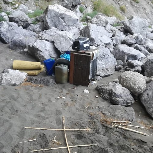 A Maiori la spiaggia di Bella Baia deturpata dai rifiuti, la denuncia su Facebook /FOTO