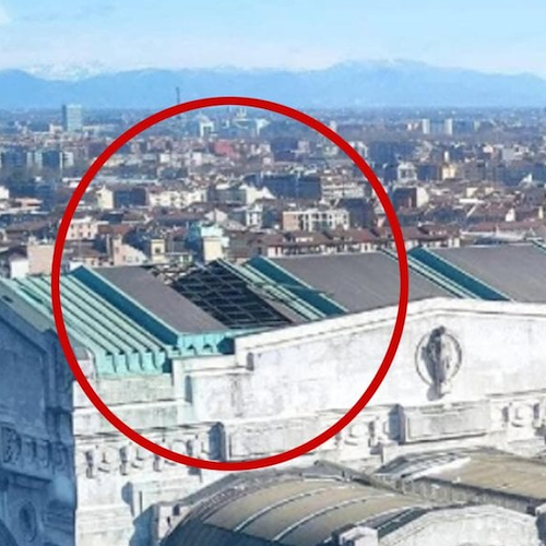 A Milano forti raffiche di vento, si stacca parte del tetto della Stazione Centrale