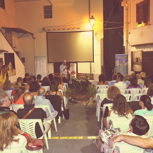 A Minori continuano i salotti letterari di ..incostieraamalfitana.it. 28 luglio appuntamento in Largo Solaio dei Pastai