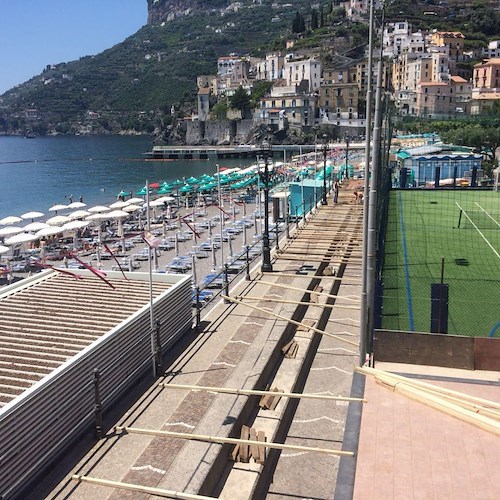 A Minori in costruzione solarium accanto al campetto “Leo Lieto”, travi che sfiorano la recinzione indignano i cittadini
