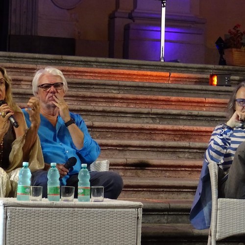 A Minori successo di pubblico per il primo appuntamento con "Letto ad una piazza": Simona Izzo e Ricky Tognazzi ospiti di Gigi Marzullo 