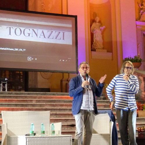 A Minori successo di pubblico per il primo appuntamento con "Letto ad una piazza": Simona Izzo e Ricky Tognazzi ospiti di Gigi Marzullo 