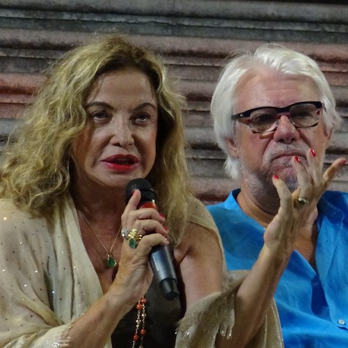 A Minori successo di pubblico per il primo appuntamento con "Letto ad una piazza": Simona Izzo e Ricky Tognazzi ospiti di Gigi Marzullo 