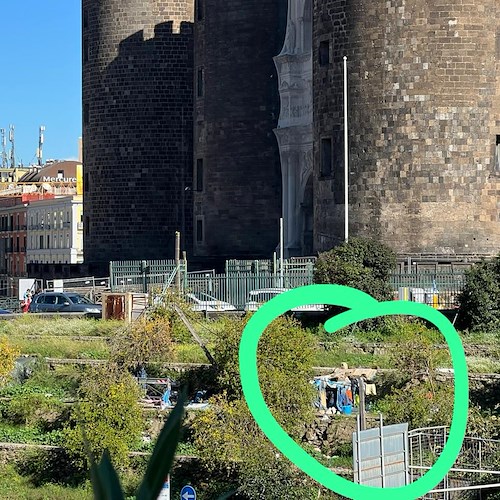 A Napoli clochard accampati nei pressi dei monumenti storici: la denuncia 