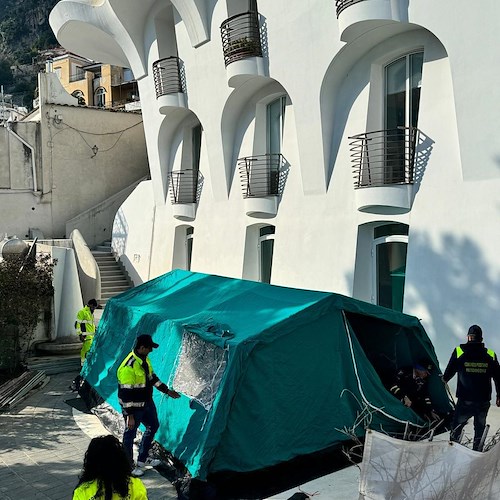 Tenda di emergenza a Positano <br />&copy; protezione civile Positano