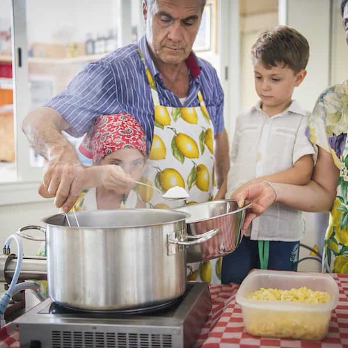 A Positano Valentì è il signore delle marmellate: «Le preparavo per la famiglia, adesso le vendo in tutto il mondo»