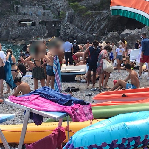 A Positano vigili sgomberano la spiaggia di Fornillo, interdetta per caduta massi /FOTO