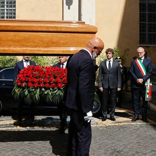 A Roma l'ultimo saluto a Piero Angela, il figlio Alberto: «Ci ha insegnato a non aver paura della morte»