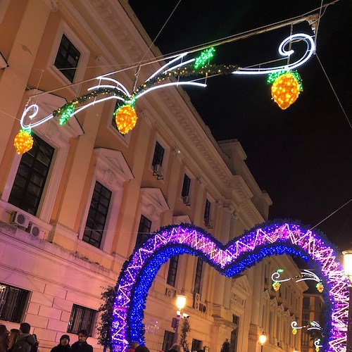 A Salerno il Covid spegne le 'Luci d'artista' per Natale, assessore Loffredo: “Attirano troppa gente”