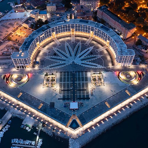 A Salerno inaugurata Piazza della Libertà: 28mila metri quadri per attività ed eventi sul mare. E De Luca si commuove…
