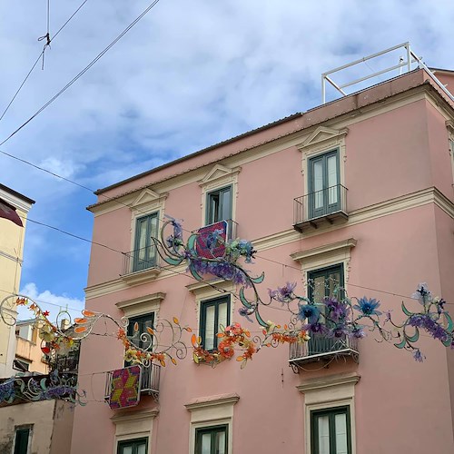 A Salerno slitta ancora Luci d'Artista: turisti delusi e malcontento tra i commercianti 