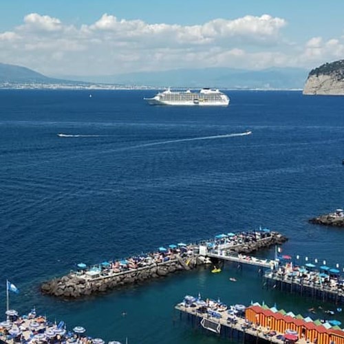A Sorrento arriva "The World", la nave da crociera più grande del mondo
