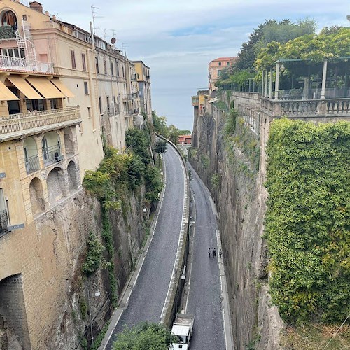 A Sorrento lavori a rete elettrica e fibra ottica: il calendario delle limitazioni al traffico