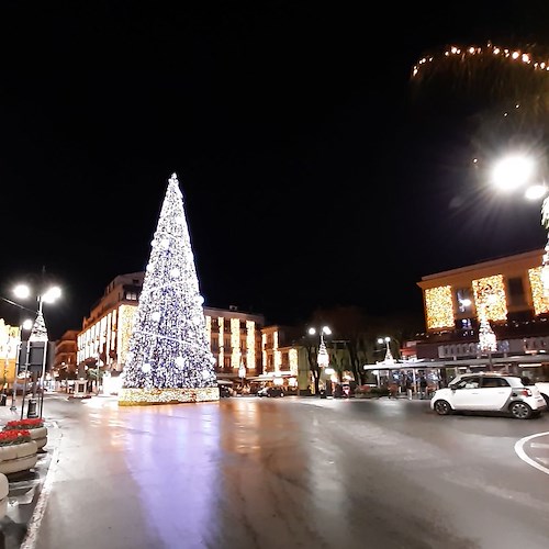 A Sorrento parte "Shopping sotto l'albero": si accendono le luminarie con un omaggio a Lucio Dalla